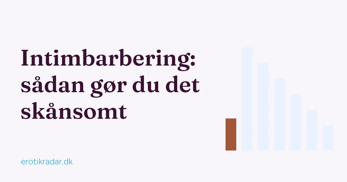 Intimbarbering: skraber, barbergel og håndklæde på en badeværelseshylde