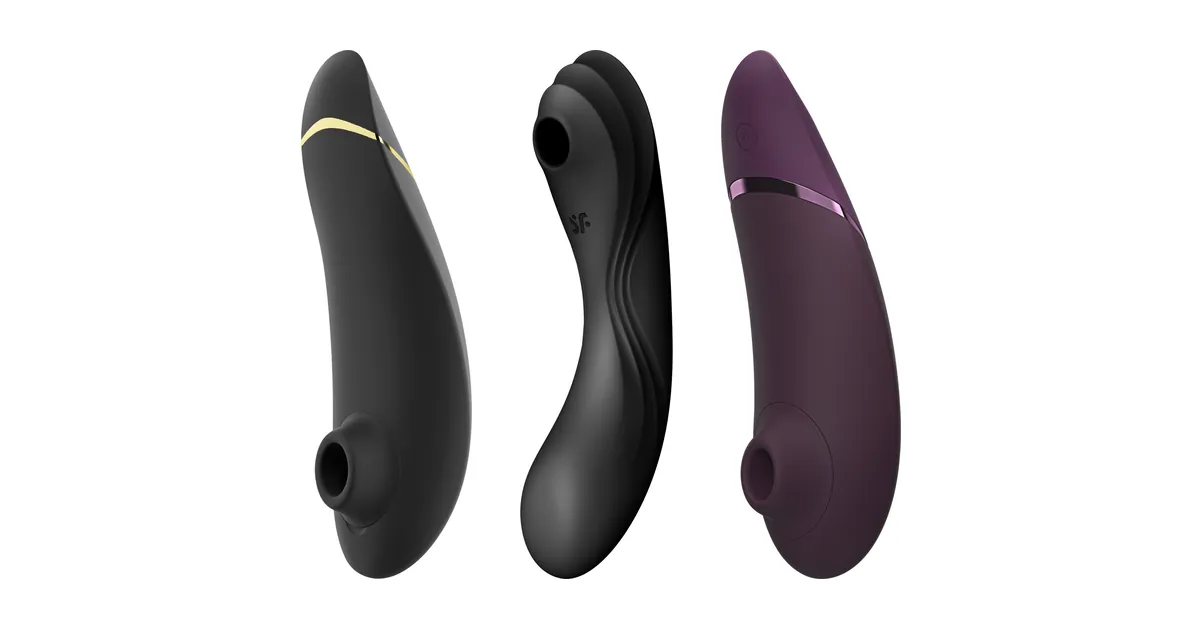 Sammenligning af klitorisstimulatorer: Womanizer Premium 2, Satisfyer Curvy Trinity 4 og Womanizer Next som produktfotos